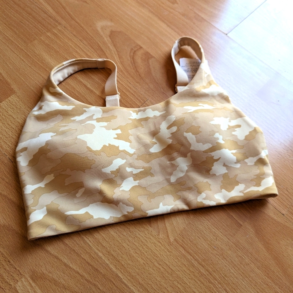 Brand New with Tags Lululemon "In Alignment" Sports Bra (Size 6 C/D)